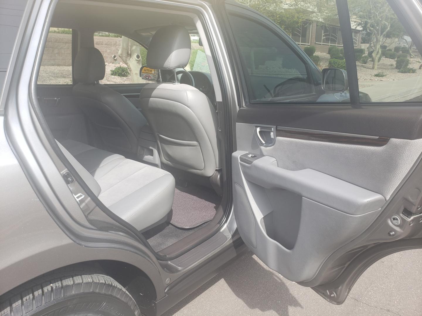 2011 gray /gray Hyundai Santa Fe SE (5XYZH4AG2BG) with an 3.5L V6 DOHC 24V engine, 6-Speed Automatic transmission, located at 323 E Dunlap Ave., Phoenix, AZ, 85020, (602) 331-9000, 33.567677, -112.069000 - 2011 Hyundai Santa Fe SE,......A Must See!! No accidents, Ice cold AC. The car is gorgeous inside and out. Power windows, Power door locks, Stereo/cd/mp3 Player, Phone sync, Bluetooth, Satellite compatible, Beautiful gray interior with gray leather seats in near perfect condition, Incredible gas mil - Photo#14